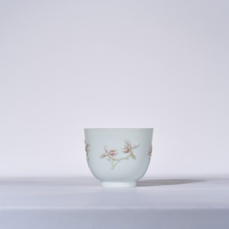 清道光 粉彩浮雕折枝兰花图杯 - 图3
