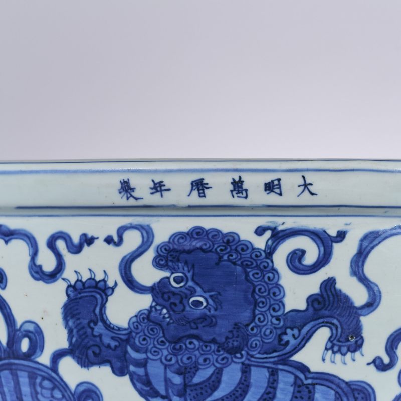 明万历 青花狮子戏绣球纹大缸 - 图4