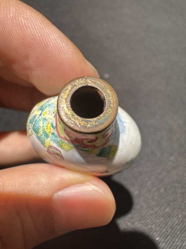 清 铜胎画珐琅西洋人物烟壶 - 图8