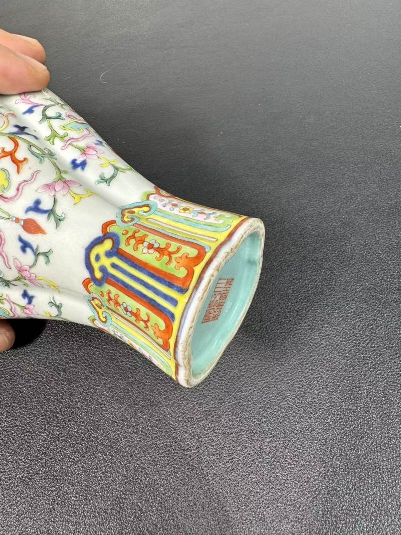 清乾隆 青花加彩缠枝花卉贯耳海棠瓶 - 图5