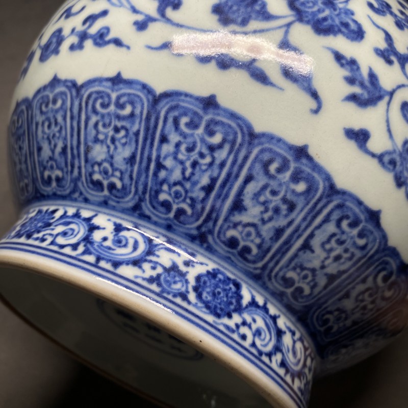 清乾隆 青花缠枝莲纹玉壶春瓶 - 图9