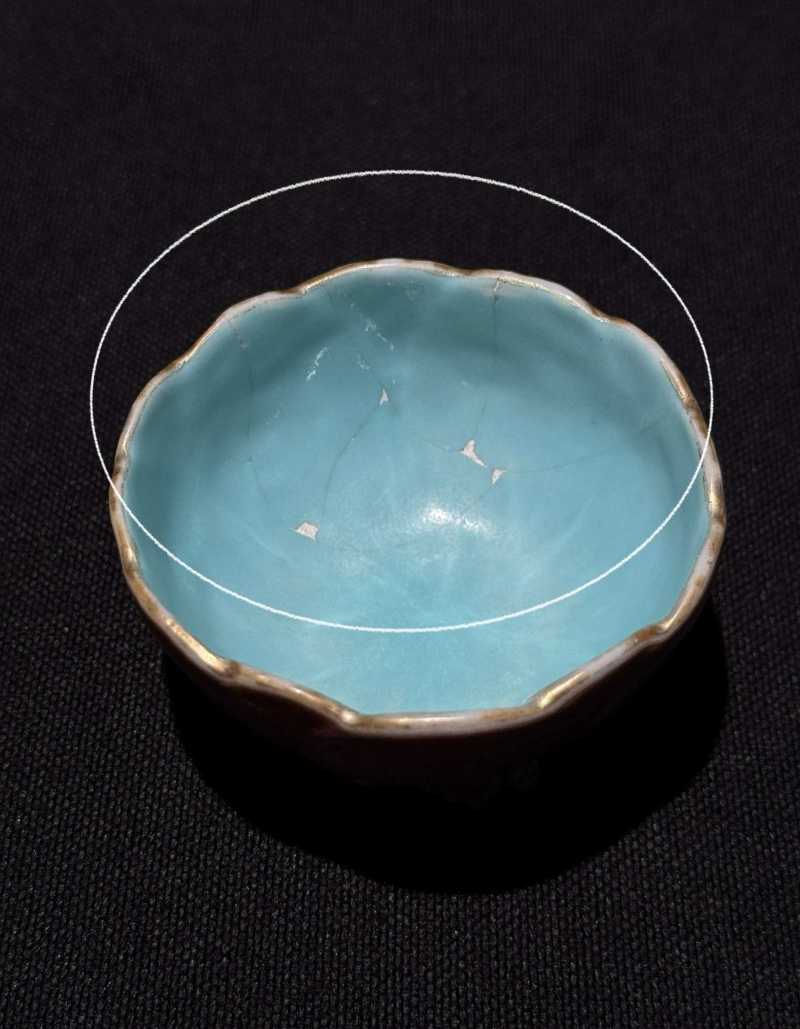 清乾隆 粉彩堆塑仿生山茶、菊花、荷花杯一组三件 - 图20