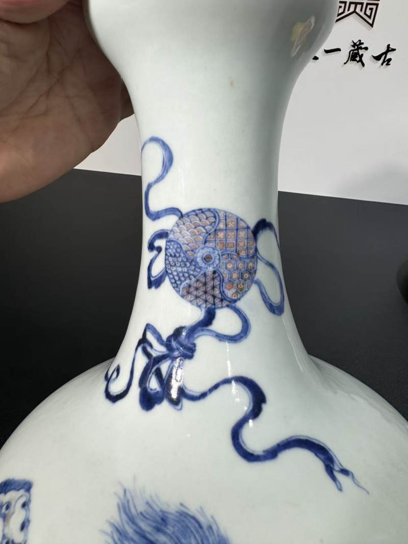 清乾隆 青花釉里红狮子绣球纹洗口瓶 - 图5