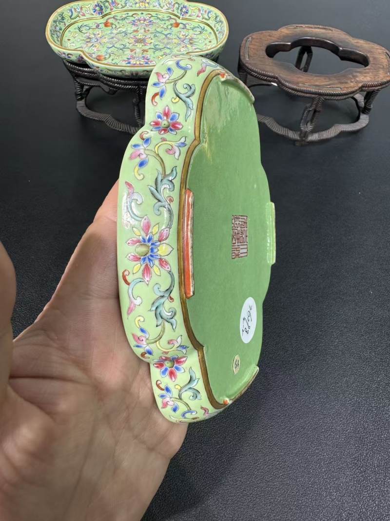 清嘉庆 秋葵绿地粉彩西蕃莲纹海棠洗一对 - 图10