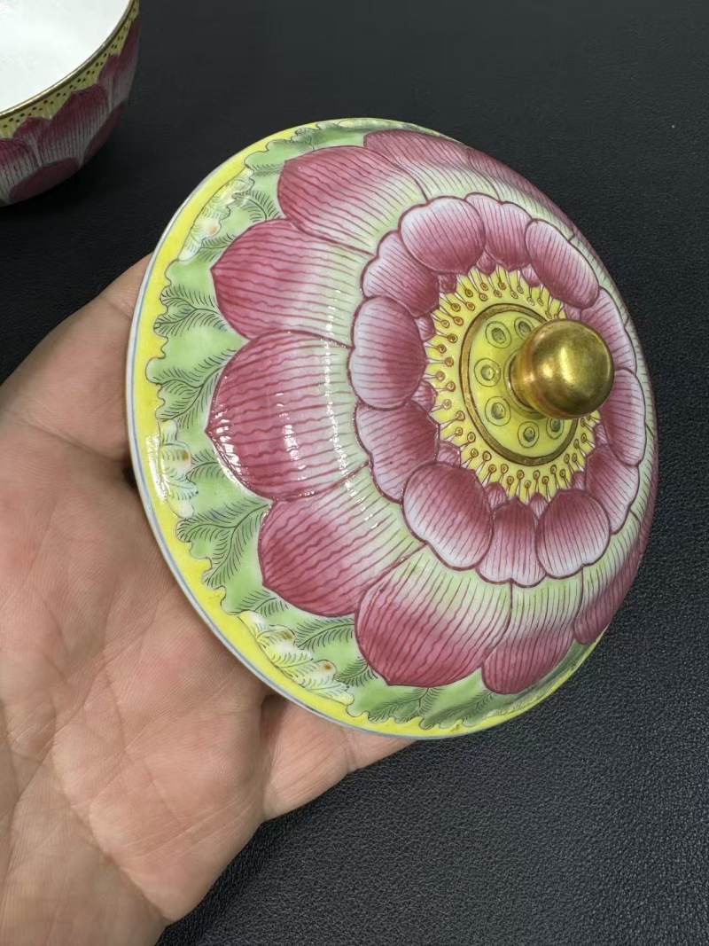 清道光 粉彩描金莲花盖碗一对 - 图4