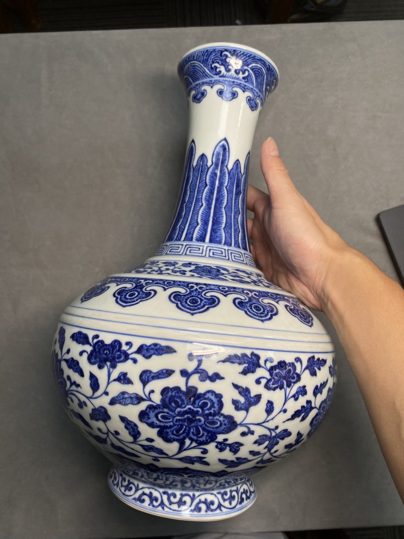 清嘉庆 青花缠枝莲纹玉堂春瓶 - 图5