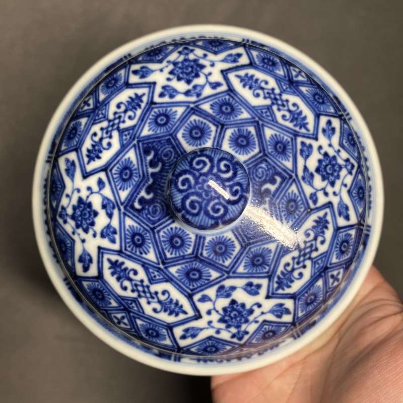 清乾隆 青花几何花卉纹壮罐 - 图8