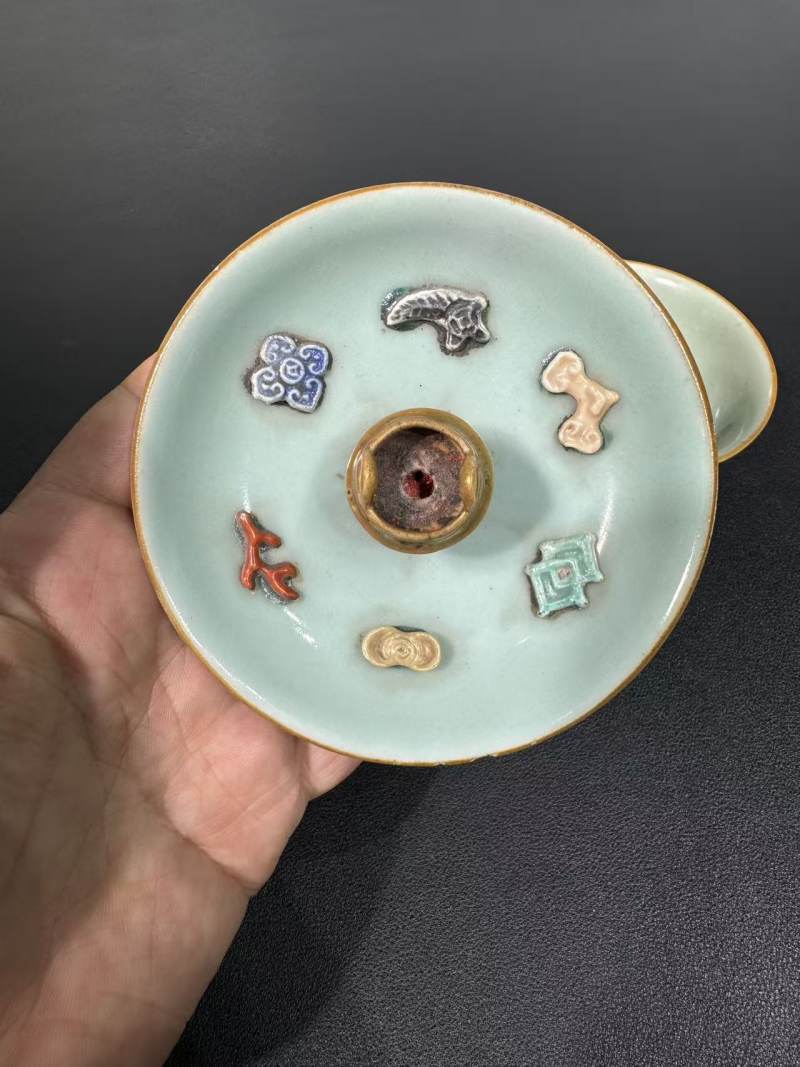清中期 粉青釉堆塑杂宝纹香盘一对 - 图5