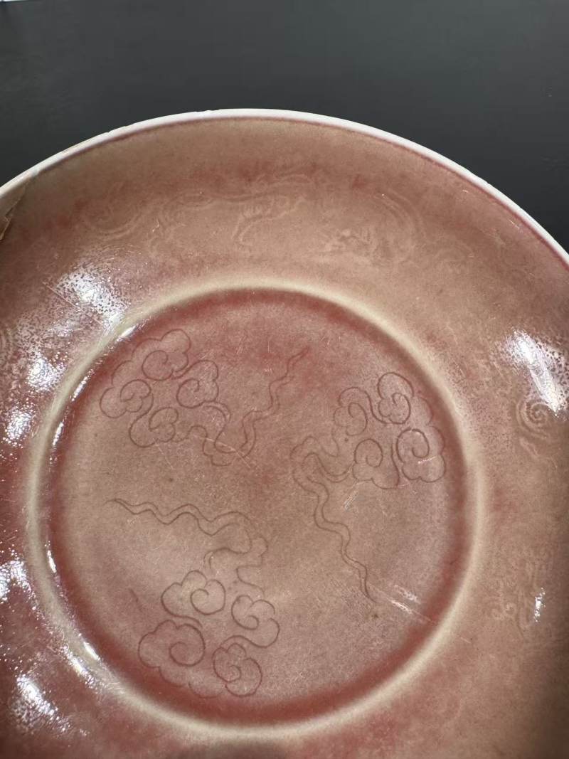 清康熙 红釉暗刻云龙纹盘 - 图4