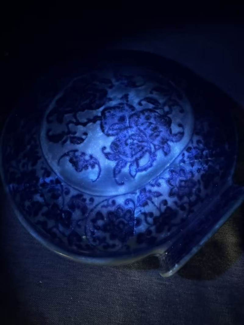 清乾隆 青花缠枝花卉福寿纹抱月瓶 - 图10