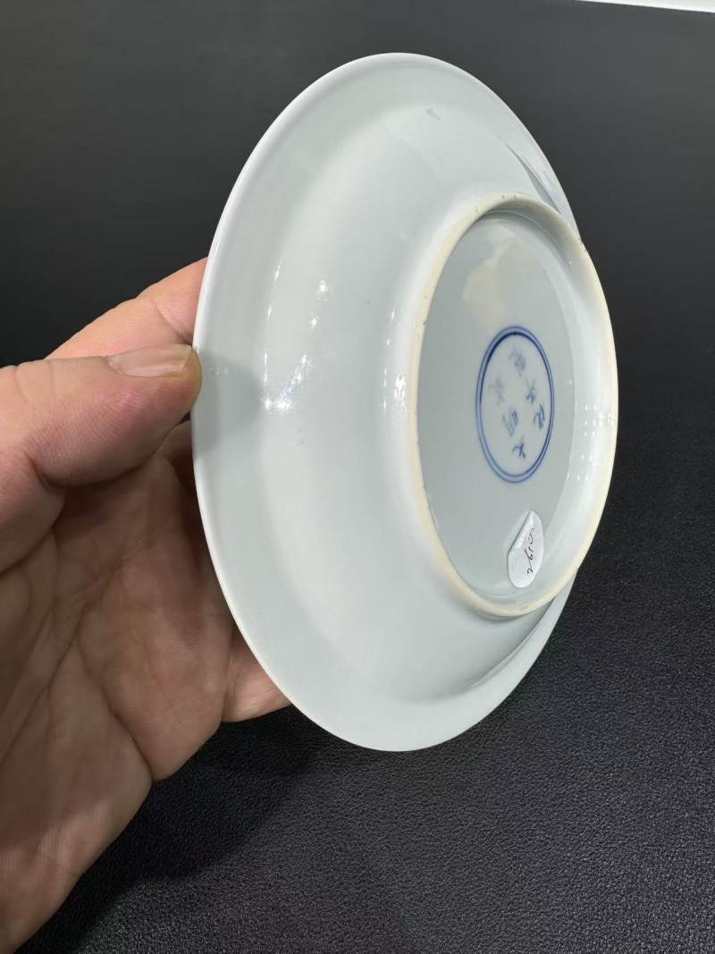 清康熙 矾红彩洪福齐天暗刻双龙捧寿纹盘 - 图6