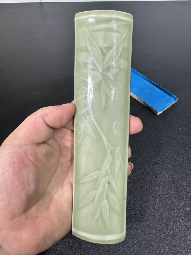 清乾隆 青釉步步高升臂搁 - 图2