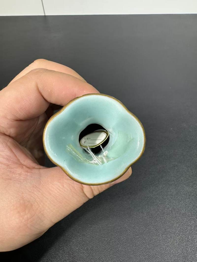 清乾隆 青花加彩缠枝花卉贯耳海棠瓶 - 图6