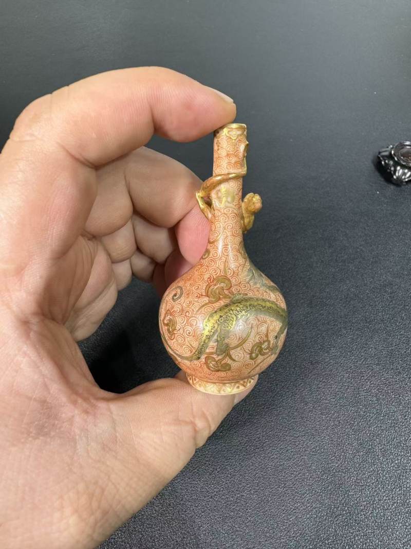 清乾隆 矾红描金攀螭龙纹小胆瓶 - 图2
