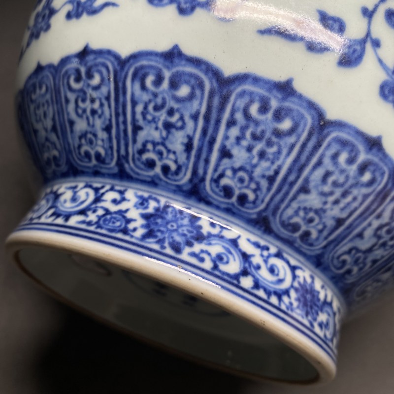 清乾隆 青花缠枝莲纹玉壶春瓶 - 图10