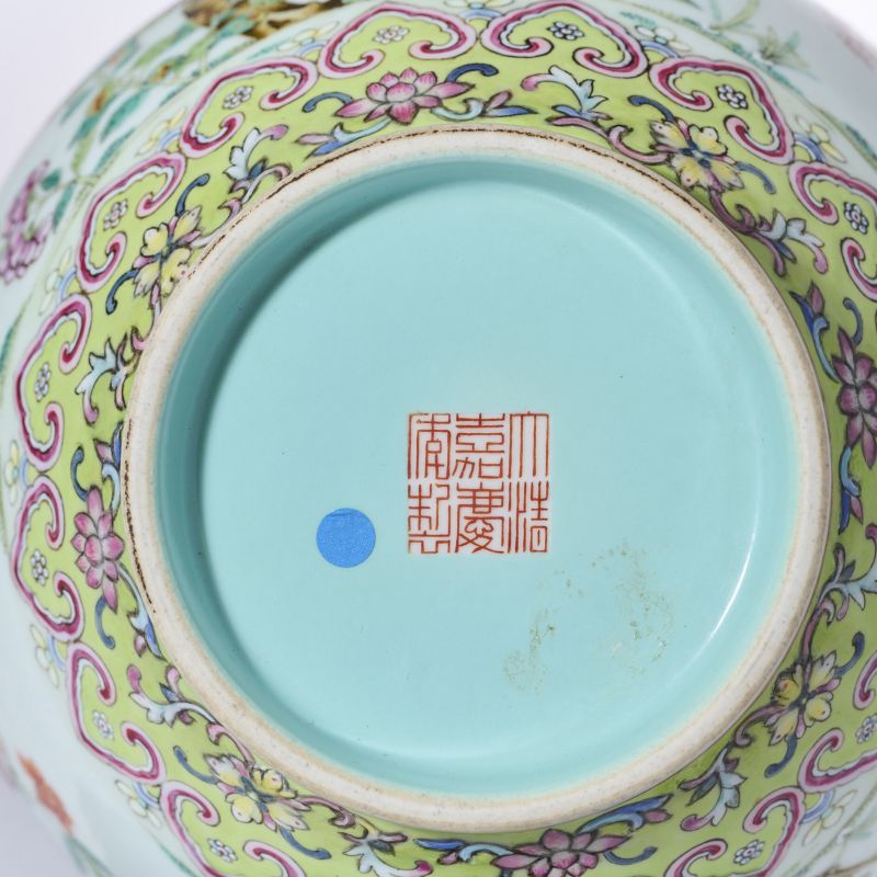 清嘉庆 洋彩榴开百子图象耳瓶 - 图6