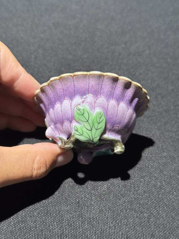 清乾隆 粉彩堆塑秋菊、玉兰花杯一组两只 - 图10