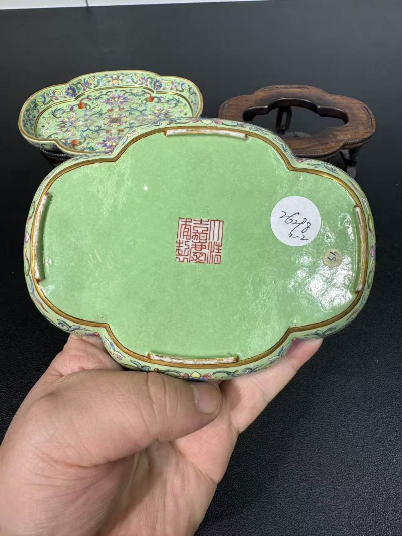 清嘉庆 秋葵绿地粉彩西蕃莲纹海棠洗一对 - 图11