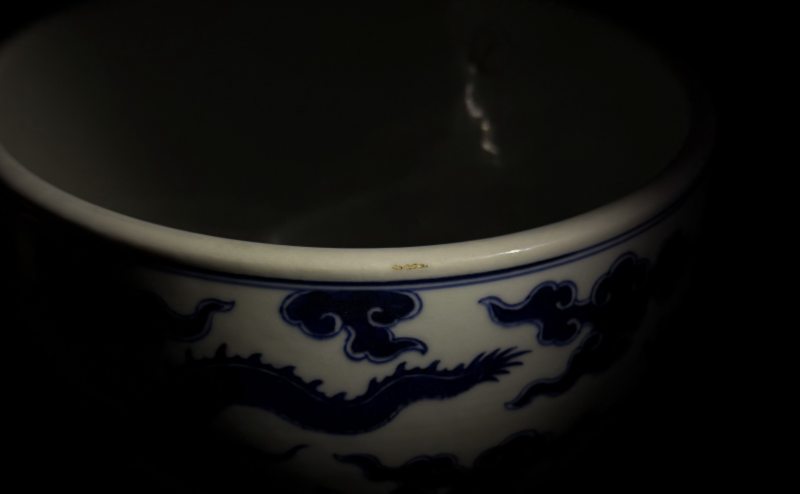 清乾隆 青花云龙纹卷缸 - 图17