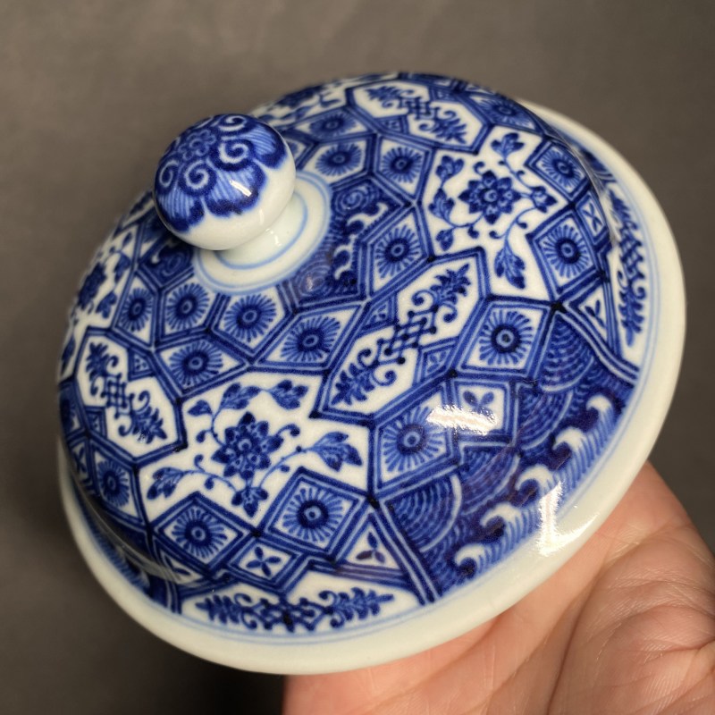 清乾隆 青花几何花卉纹壮罐 - 图9