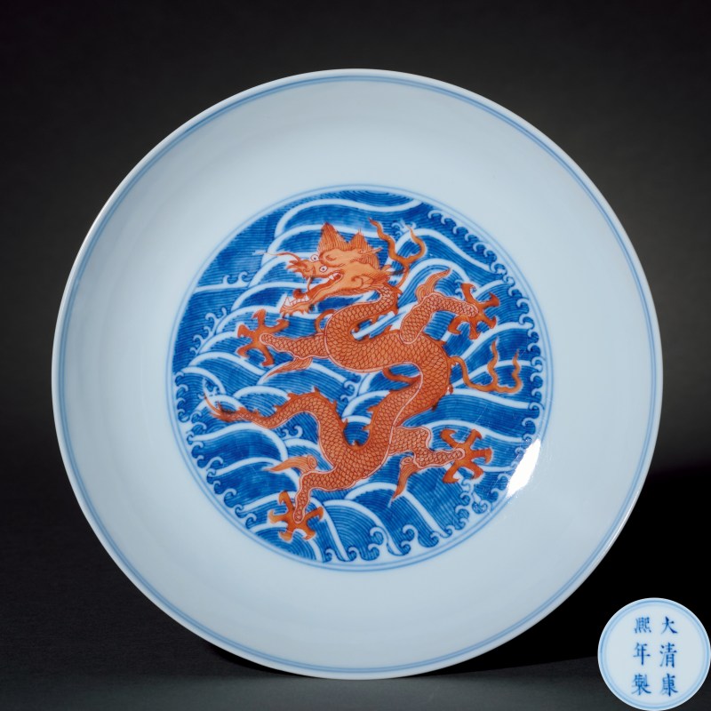 清康熙 青花海水矾红龙纹盘 - 图1