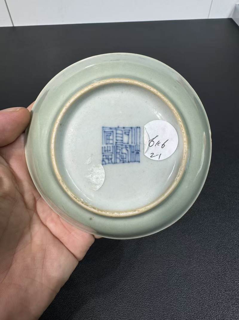 清中期 粉青釉堆塑杂宝纹香盘一对 - 图6