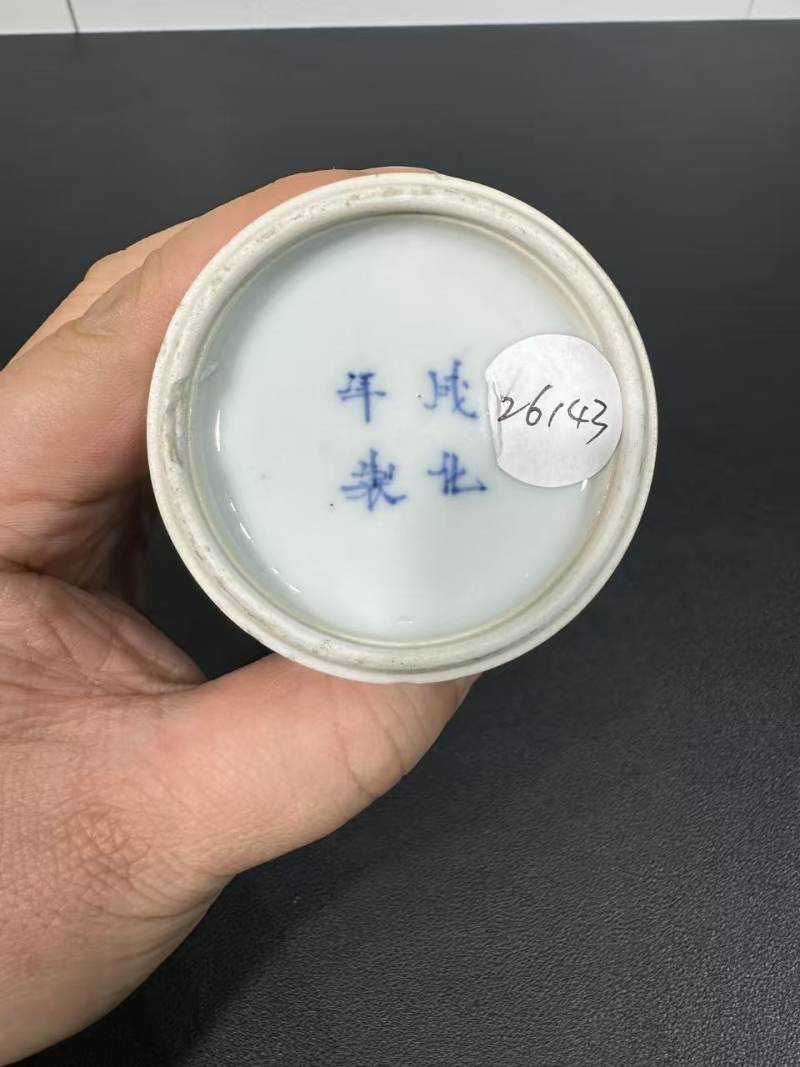 清康熙 青花洞石花蝶纹小观音瓶 - 图7