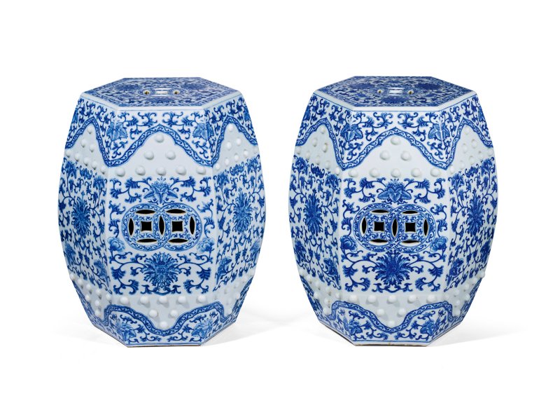 清乾隆 青花缠枝莲纹六方鼓墩一对 - 图1