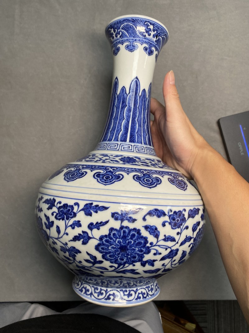 清嘉庆 青花缠枝莲纹玉堂春瓶 - 图6
