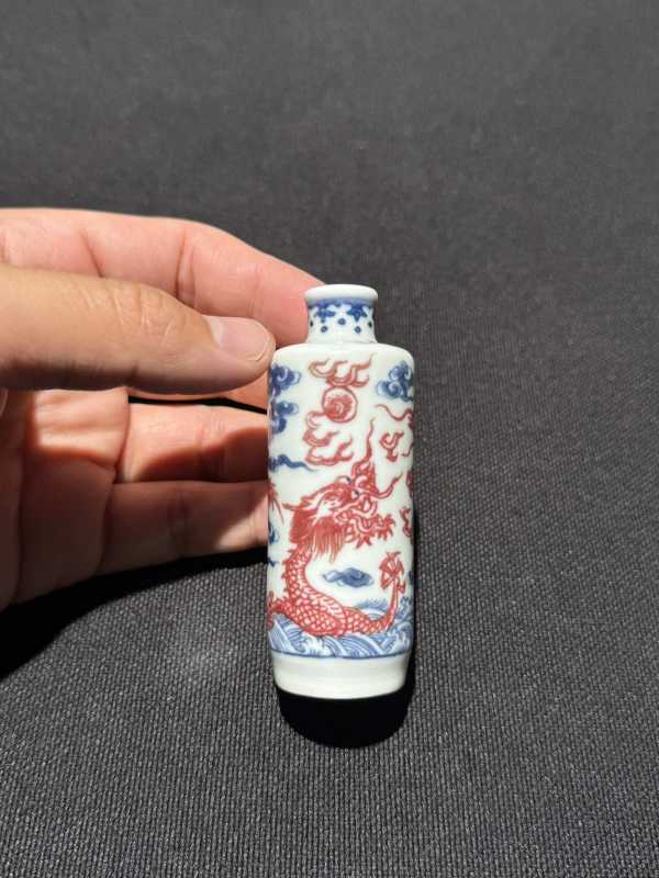 清中期 青花釉里红龙纹鼻烟壶 - 图5