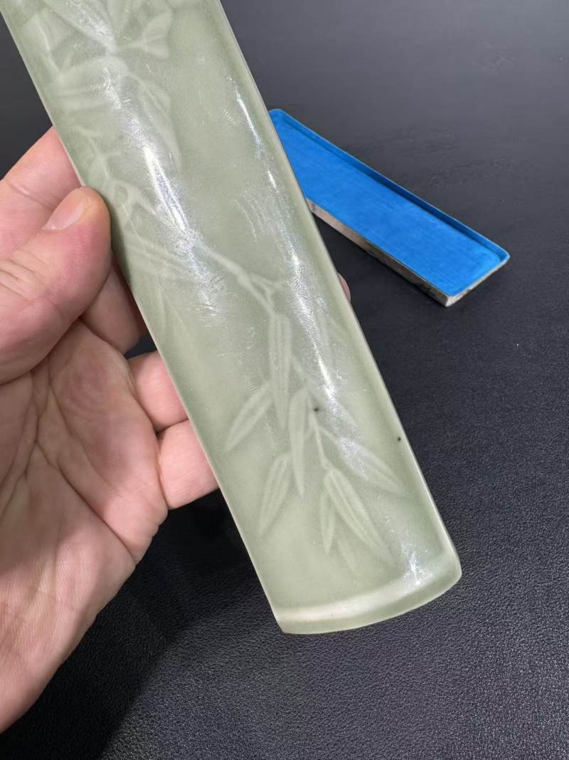 清乾隆 青釉步步高升臂搁 - 图3