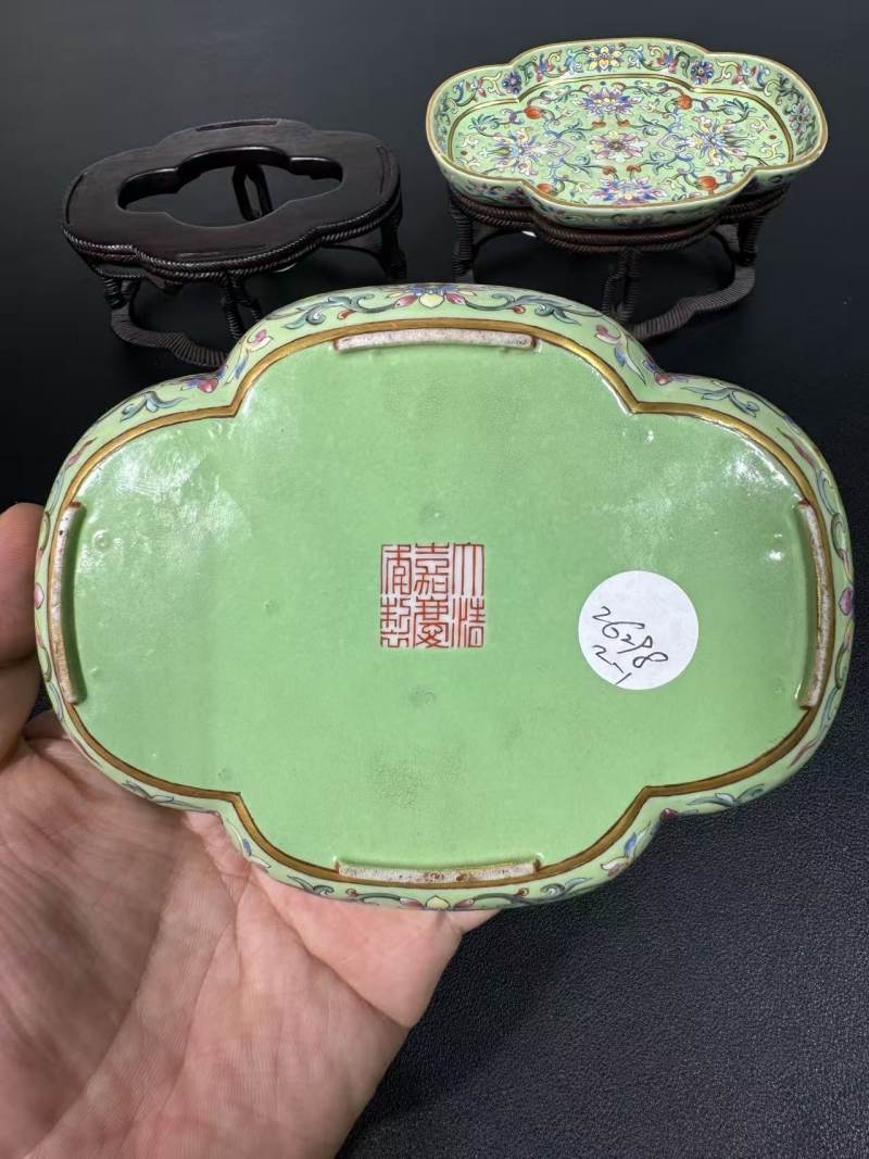 清嘉庆 秋葵绿地粉彩西蕃莲纹海棠洗一对 - 图12