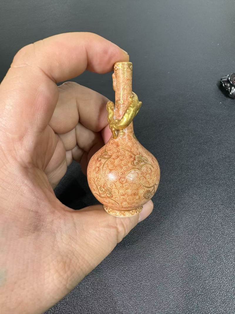清乾隆 矾红描金攀螭龙纹小胆瓶 - 图3