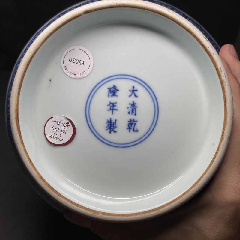 清乾隆 青花缠枝莲纹玉壶春瓶 - 图11