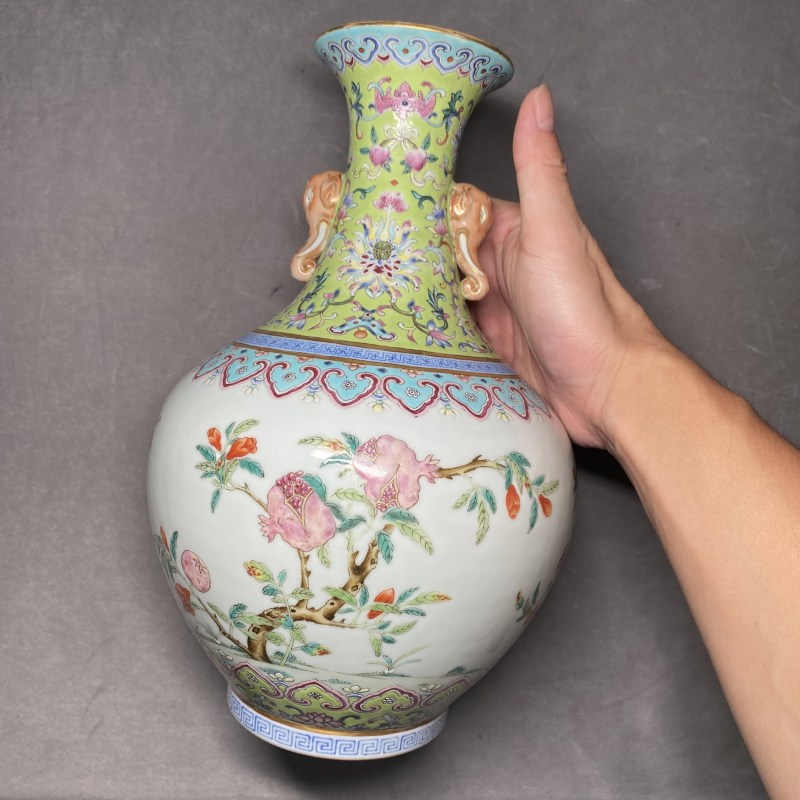 清嘉庆 洋彩榴开百子图象耳瓶 - 图7