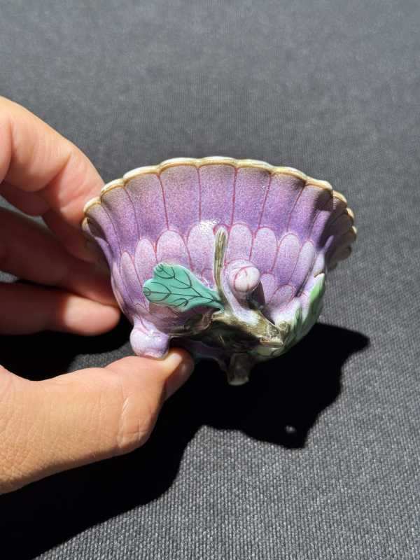 清乾隆 粉彩堆塑秋菊、玉兰花杯一组两只 - 图11