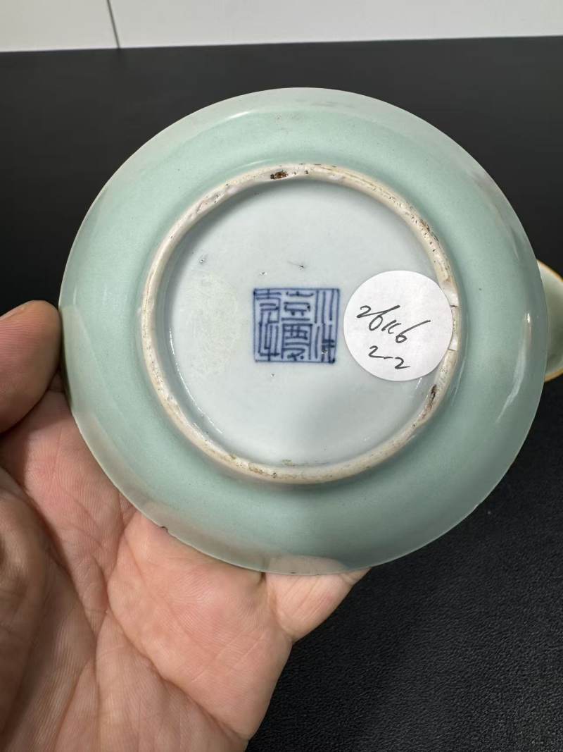 清中期 粉青釉堆塑杂宝纹香盘一对 - 图7