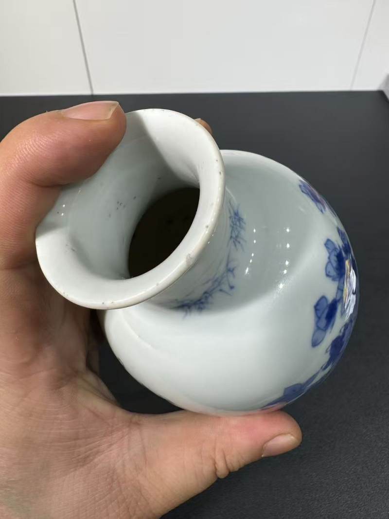 清康熙 青花洞石花蝶纹小观音瓶 - 图8