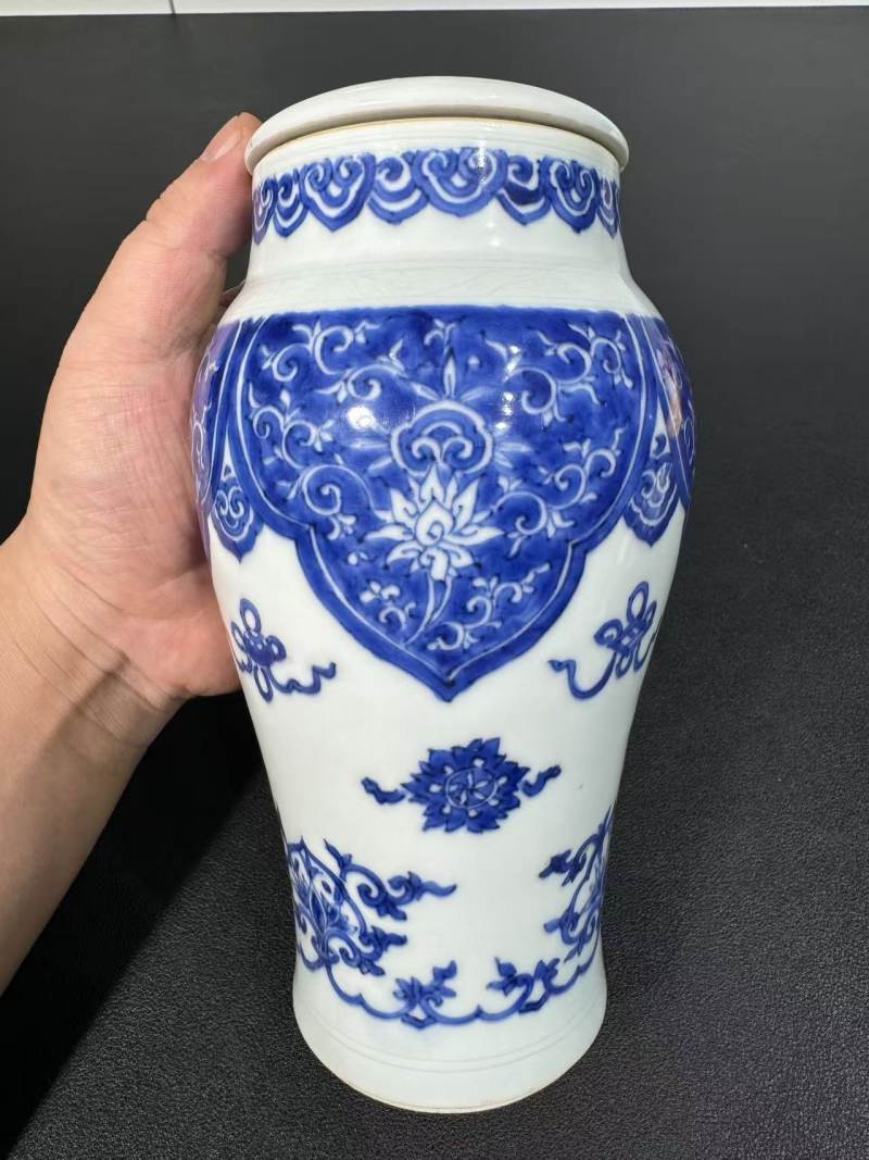 明崇祯 青花莲托八宝纹莲子盖罐 - 图2