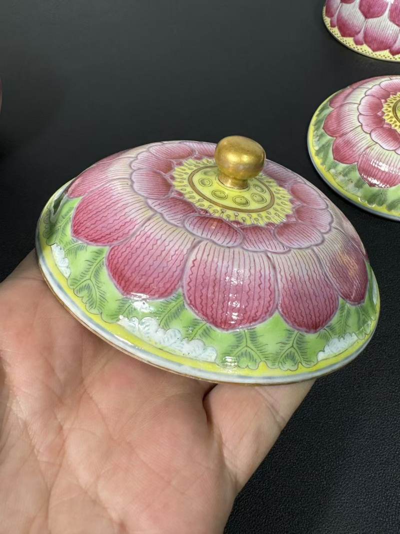 清道光 粉彩描金莲花盖碗一对 - 图6