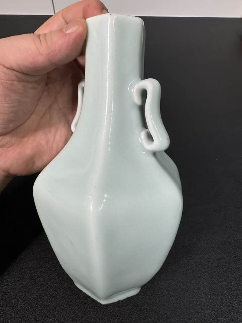 清乾隆 粉青双耳六方瓶 - 图5