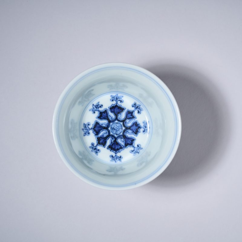 清乾隆 青花缠枝莲托梵文高足杯 - 图4