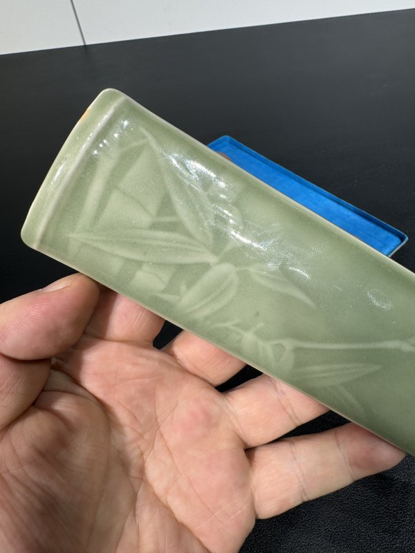 清乾隆 青釉步步高升臂搁 - 图4