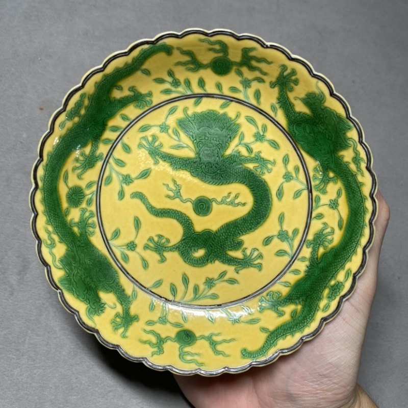 清道光 黄地绿彩龙纹花口盘 - 图4