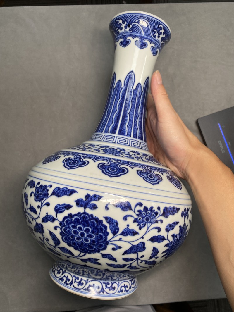 清嘉庆 青花缠枝莲纹玉堂春瓶 - 图7