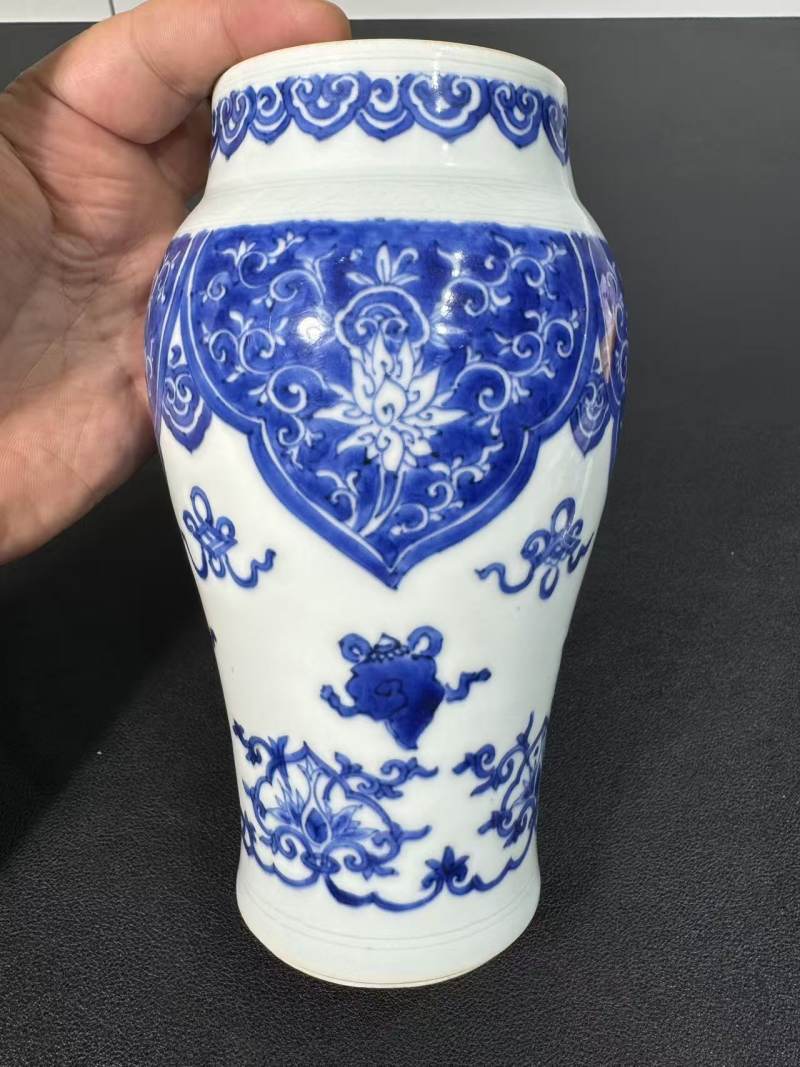 明崇祯 青花莲托八宝纹莲子盖罐 - 图3