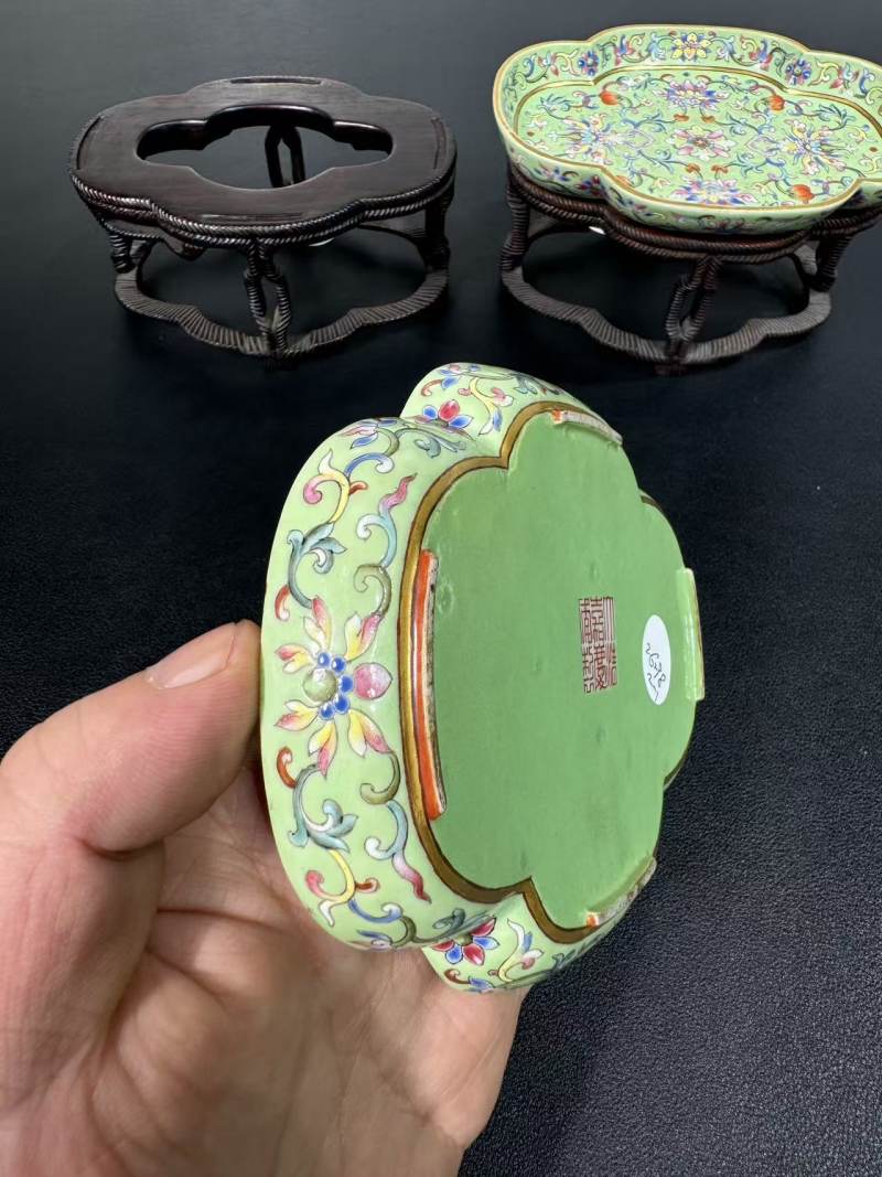 清嘉庆 秋葵绿地粉彩西蕃莲纹海棠洗一对 - 图13