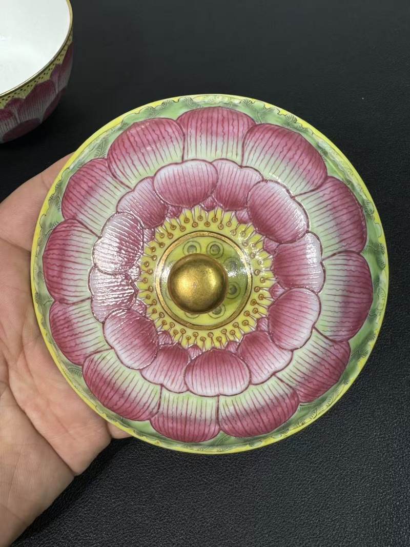 清道光 粉彩描金莲花盖碗一对 - 图7