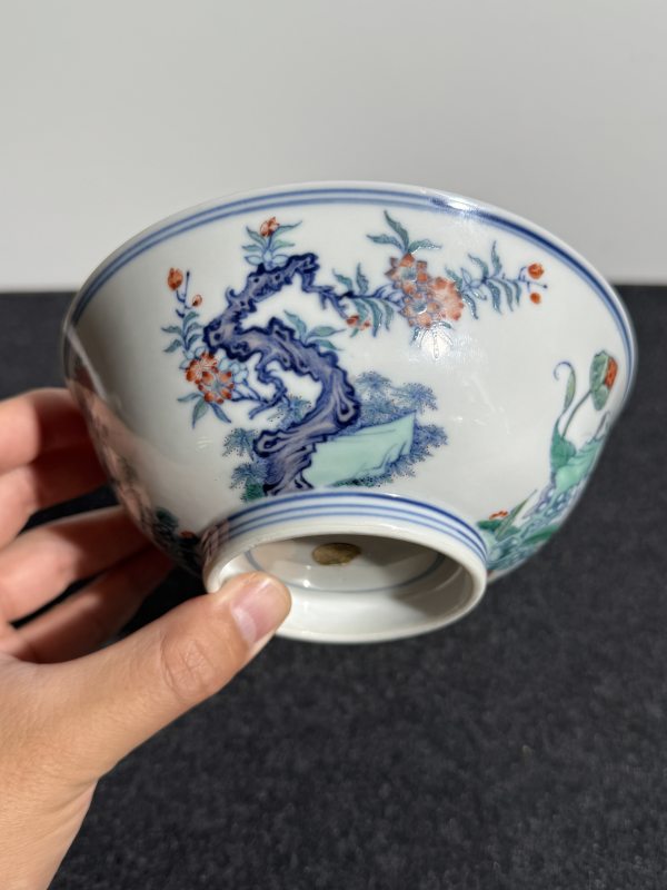 清雍正 斗彩内荷塘鸳鸯外洞石花卉纹碗 - 图6