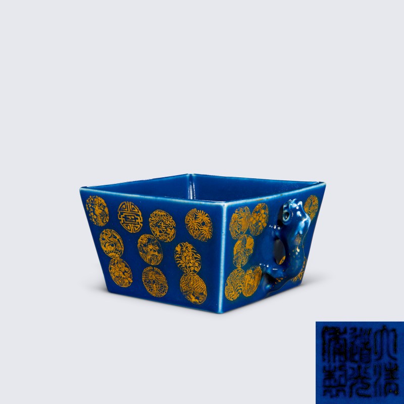 清道光 霁蓝描金皮球花双耳方斗杯 - 图1